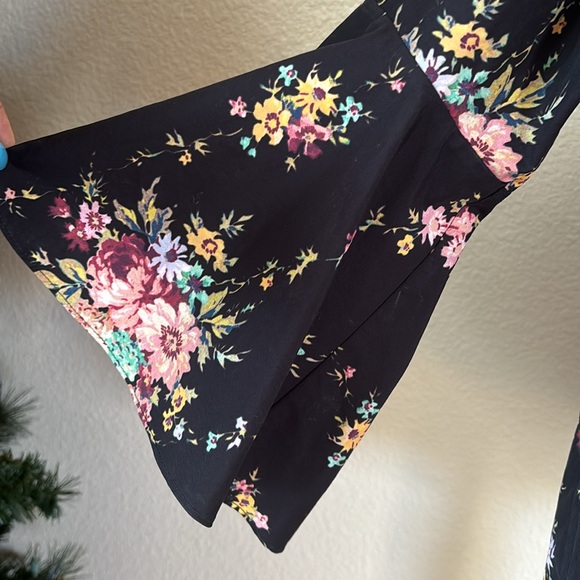 Alice + Olivia  bell sleeve floral blouse - Picture 3 of 5